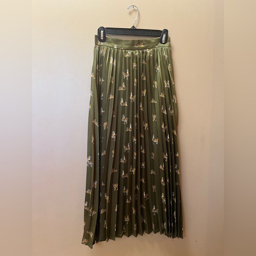 Zara XS pleated olive green skirt with tigers 🐅
